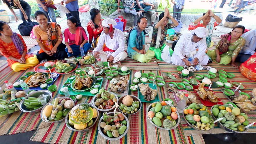 Hàng ngàn du khách hành hương về dự hội Tháp Bà Ponagar