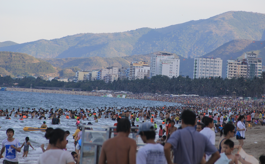 Du khách chen chân tắm biển Nha Trang