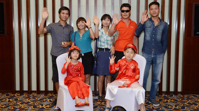 Chị Vũ Thị Phượng - anh Jin Yang Hwan (thứ 3, 4 từ trái sang) và gia đình họ ngoại