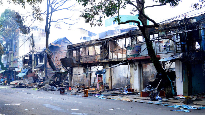 Phố cháy hoang tàn.