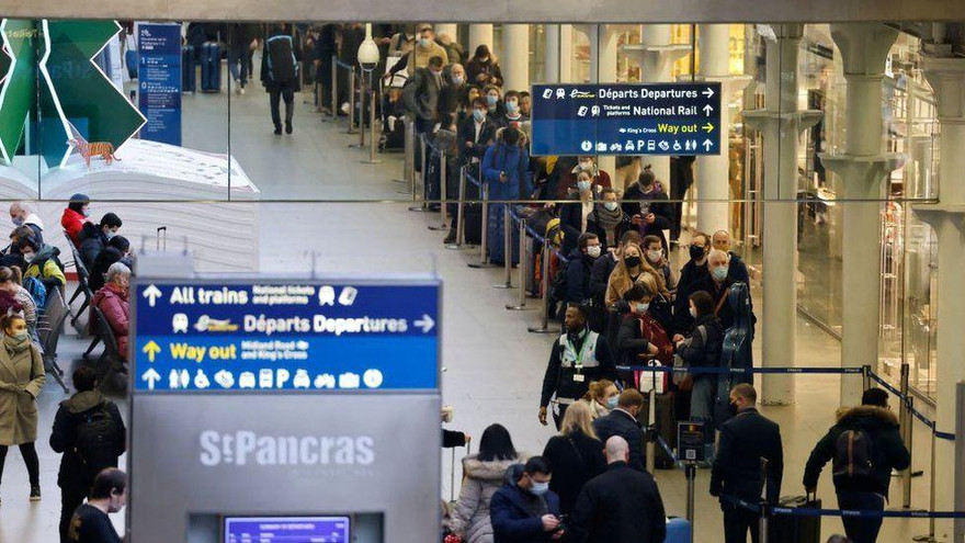 Hình ảnh hành khách xếp hàng dài để chờ tàu đi Pháp tại ga St. Pancras. Ảnh: Getty.