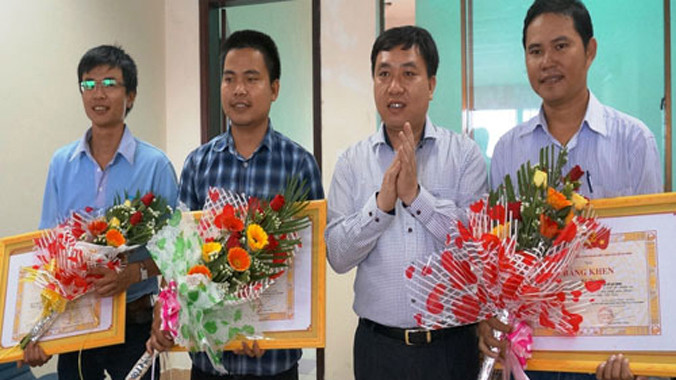 Bí thư thường trực T.Ư Đoàn Nguyễn Mạnh Dũng trao tặng bằng khen cho các phóng viên. Ảnh: An Dy 