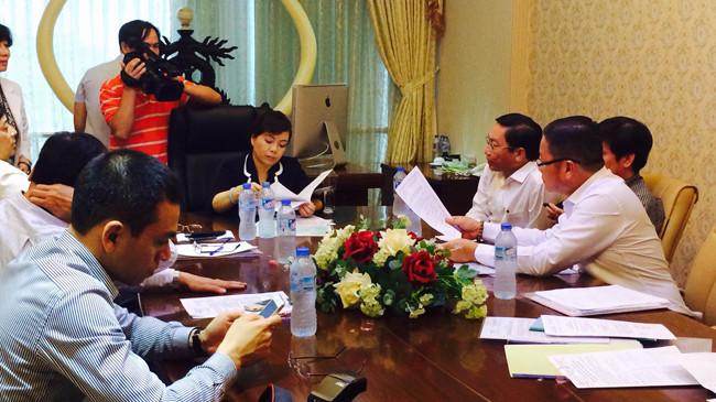 Đoàn kiểm tra phòng khám đa khoa Sài Gòn. Ảnh L.N