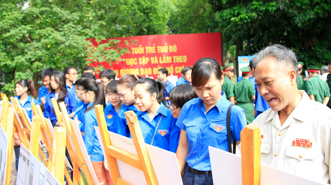 Đoàn viên, thanh niên lắng nghe chia sẻ của cựu chiến binh thời kỳ Ba sẵn sàng. Ảnh: Trường Phong
