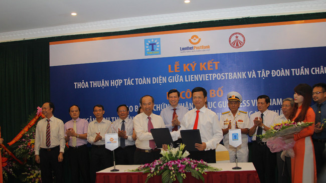 Ông Dương Công Minh - Chủ tịch HĐQT LienVietPostBank (trái) và ông Đào Hồng Tuyển - Chủ tịch Tập đoàn Tuần Châu tại lễ ký kết