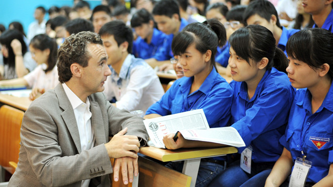 Ông Jesus nói chuyện với sinh viên về làm giàu trong nông nghiệp. Ảnh: Dương Triều