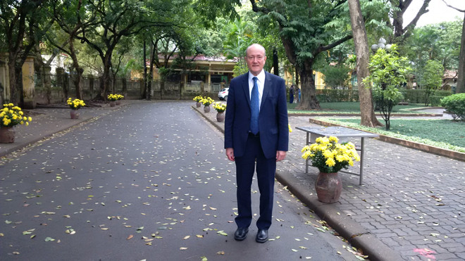 Larry Berman trong vườn nhà tướng Giáp ngày 18/2