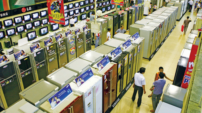 Người dân cắt giảm mua sắm đến mức tối đa, đặc biệt đối với các mặt hàng không thiết yếu như điện tử, điện lạnh... Ảnh: hồng vĩnh