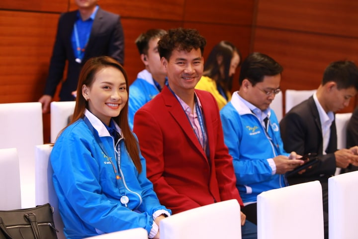 Nghệ sĩ Xuân Bắc và diễn viên Anh Thư tham gia diễn đàn “Thanh niên Việt Nam sống đẹp, sống có ích”.