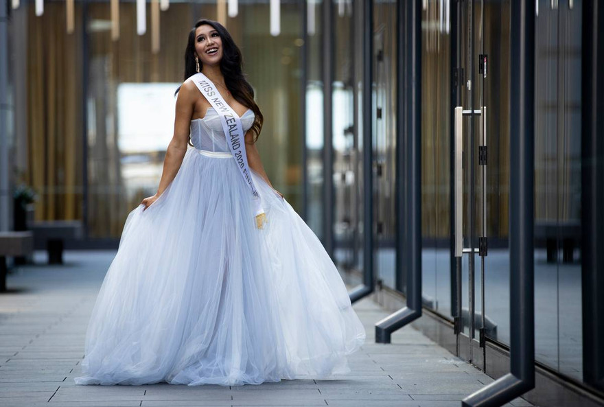 Sắc vóc nóng bỏng của người đẹp chuyển giới đăng quang Hoa hậu Liên lục địa New Zealand