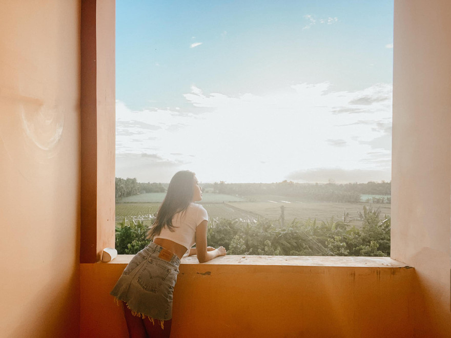 Siêu mẫu Minh Tú khoe bộ ảnh hoàng hôn tuyệt đẹp tại khu cách ly