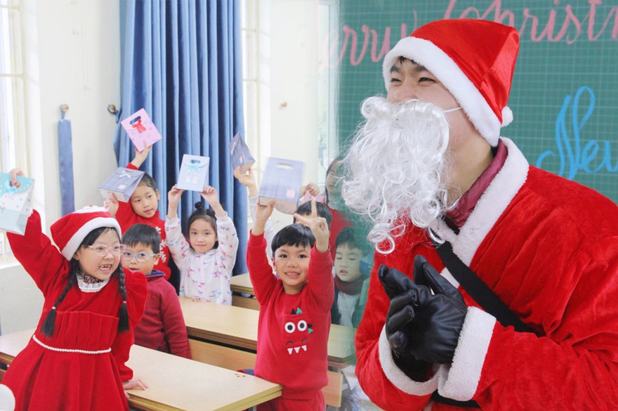Một ngày bận rộn của 'ông già Noel' 9x tại Hà Nội