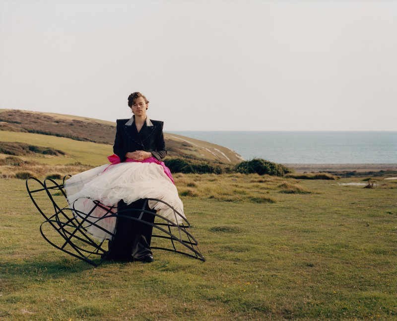 Sao nam đầu tiên trên thế giới mặc váy trên trang bìa tạp chí danh tiếng Vogue