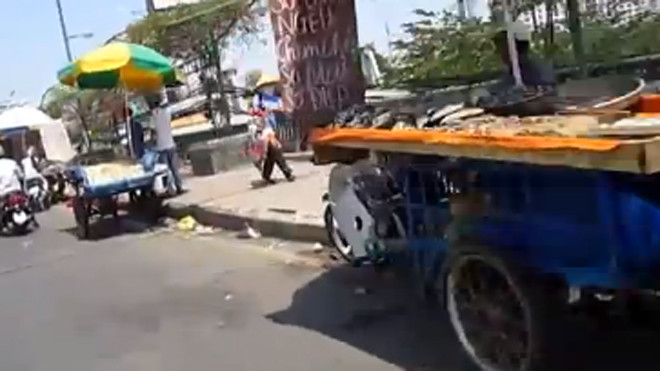 TPHCM: Hàng rong “tấn công” cầu Tham Lương