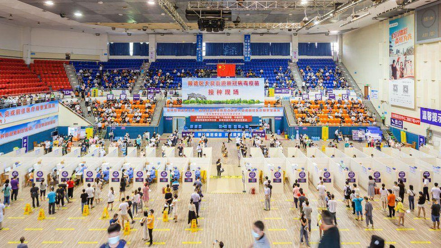 Một trung tâm tiêm chủng vắc-xin COVID-19 tại thành phố Phật Sơn thuộc tỉnh Quảng Đông (Trung Quốc). Ảnh: Getty.