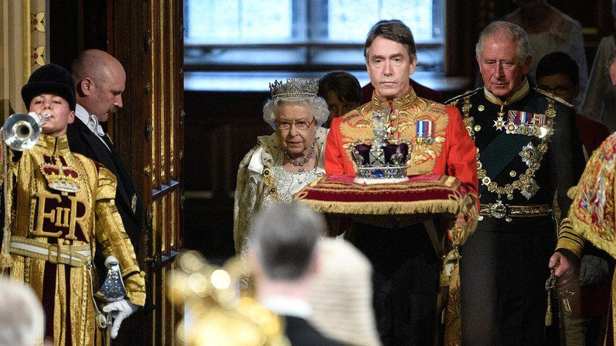 Nữ hoàng Anh cùng chồng là cố Hoàng thân Phillip trong lần đọc diễn văn khai mạc Quốc hội Anh năm 2019. Ảnh: Getty.