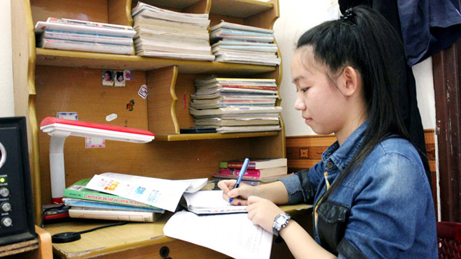 Mang bệnh tim trong người, gia cảnh khó khăn nhưng Hương cáng đáng hết việc nhà và học rất giỏi
