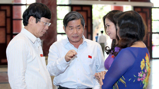 Đại biểu Quốc hội trao đổi bên hành lang kỳ họp. Ảnh: Hồng Vĩnh