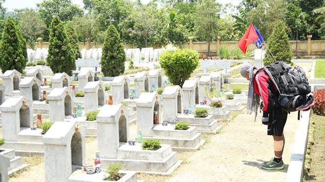 Võ Mạnh Tuấn viếng nghĩa trang liệt sỹ Hàm Rồng (Thanh Hóa). Ảnh do nhân vật cung cấp