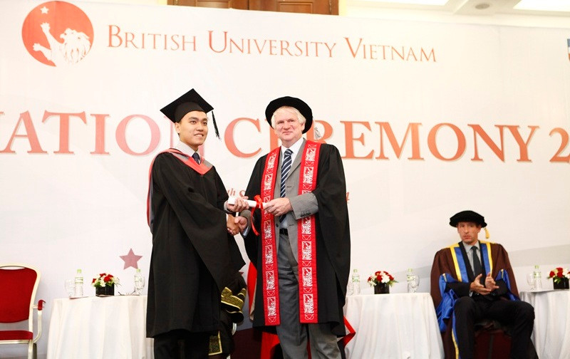 Đại diện trường Đại học Staffordshire trao bằng tốt nghiệp cho sinh viên.