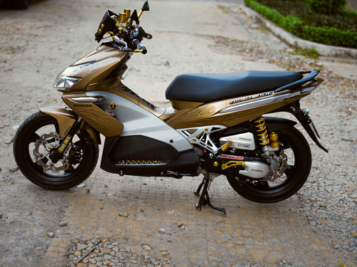 Honda Air Blade tông vàng nổi bật
