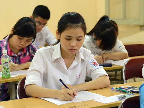  Dù mới bắt đầu chấm thi đại học nhưng lãnh đạo trường đại học Bách khoa Hà Nội và TP HCM đều xác nhận đã có 2-3 điểm 10 môn Toán. Ảnh: Quỳnh Trang (VnExpress)