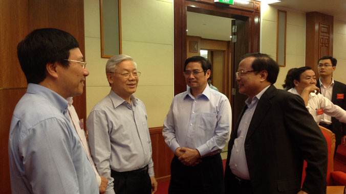 Tổng Bí thư Nguyễn Phú Trọng và các đại biểu dự Hội nghị trong giờ giải lao. Ảnh: h. Phúc