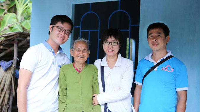 Minh Nhật (ngoài cùng bên trái) hạnh phúc trao căn nhà mới cho cụ Lê Thị Bảy