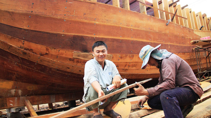 Anh Xô Việt bên con tàu “khủng” đang hoàn thiện của mình. Ảnh: Nguyễn Huy