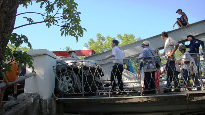 Xe con đâm bật lan can cầu Trường Tiền