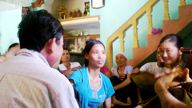 Bà Hoàng Thị Thu (ngồi giữa) đang khám chữa bệnh không phép. Ảnh: Phạm Nhài