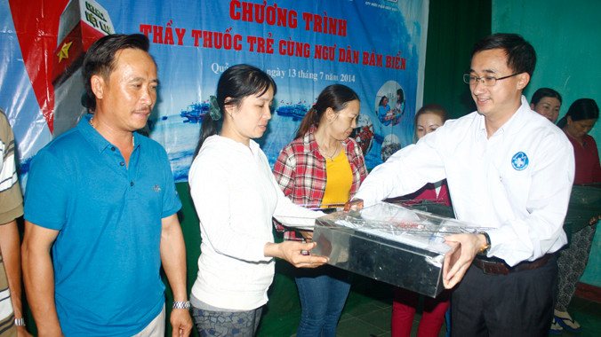 PGS.TS Trần Văn Thuấn trao tủ thuốc cho ngư dân Núi Thành