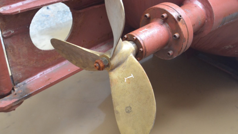 Người làm tàu ngầm mini tự lái thử ở hồ 