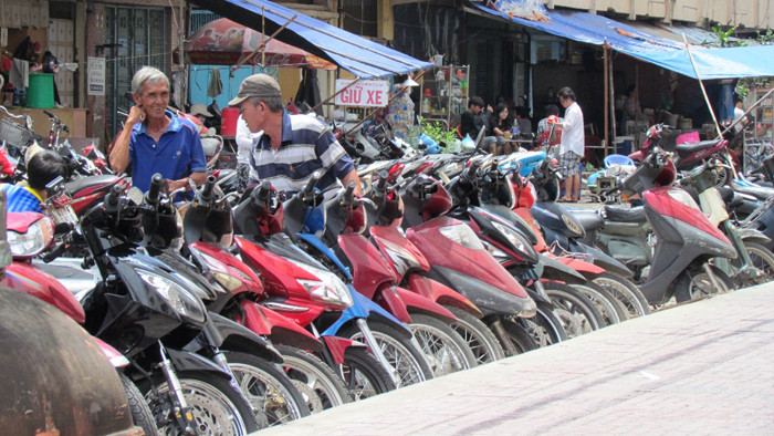 Một bãi trông giữ xe “lộ thiên” 