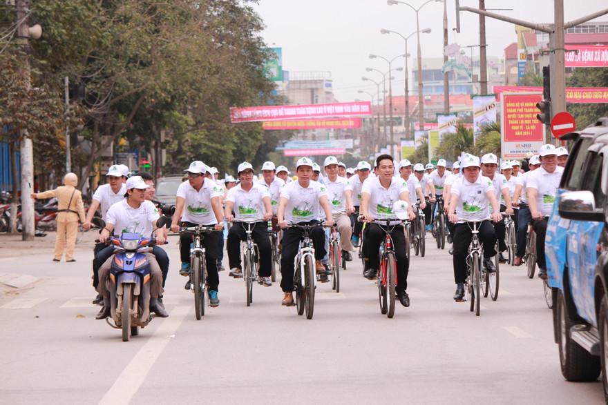 -	Quan chức và thanh niên đạp xe cổ động hưởng ứng giờ Trái đất