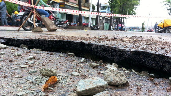 Trời mưa, nền đường đột nhiên phát nổ