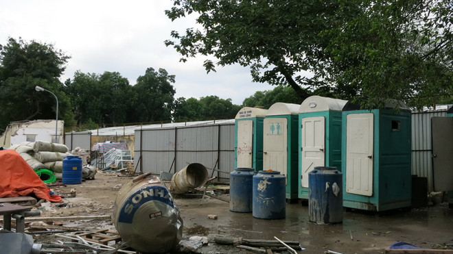 Chuỗi nhà vệ sinh đang ngự tại khu khảo cổ 18 Hoàng Diệu