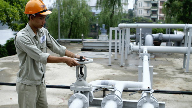 Công nhân đang vận hành tại trạm bơm Trúc Bạch - Hà Nội. Ảnh: Ngọc Châu