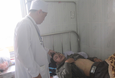 Thanh Luận đang được bác sĩ khám, điều trị tại bệnh viện. Ảnh: Dân Trí