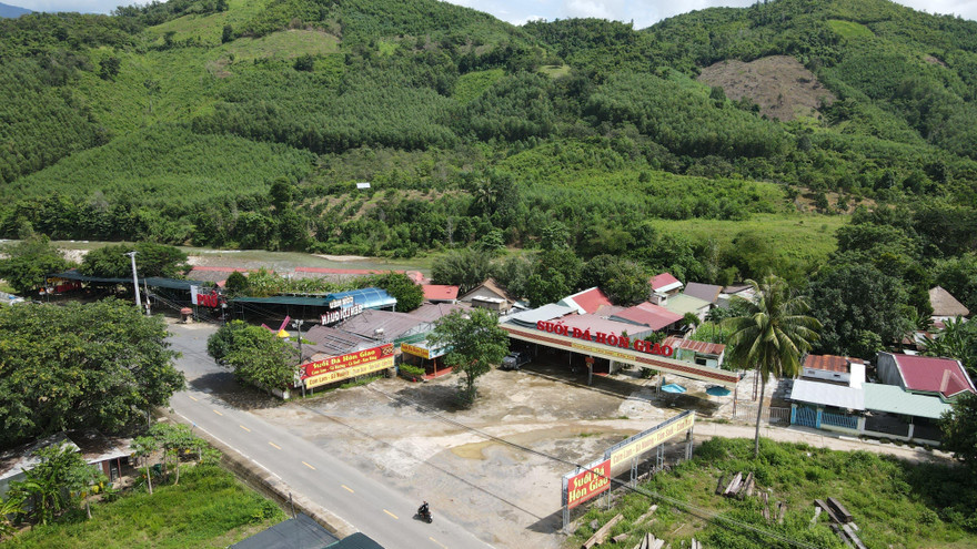 Một điểm dừng chân trái phép được xây dựng trên tuyến Quốc lộ 27C nối Nha Trang - Đà Lạt