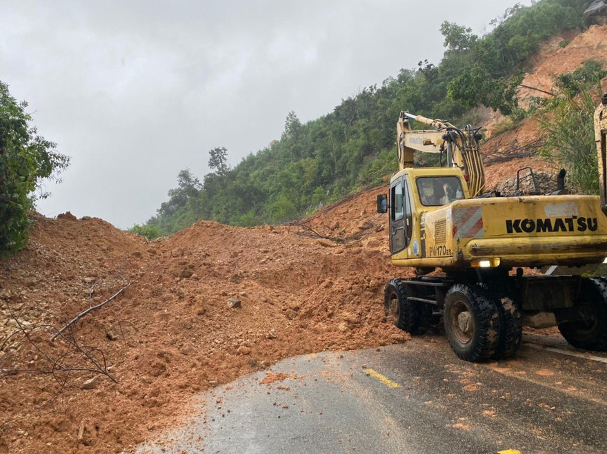 Sạt lở trên đèo Khánh Lê đã làm ách tắc giao thông truyến đường nối Nha Trang - Đà Lạt. Ảnh CTV