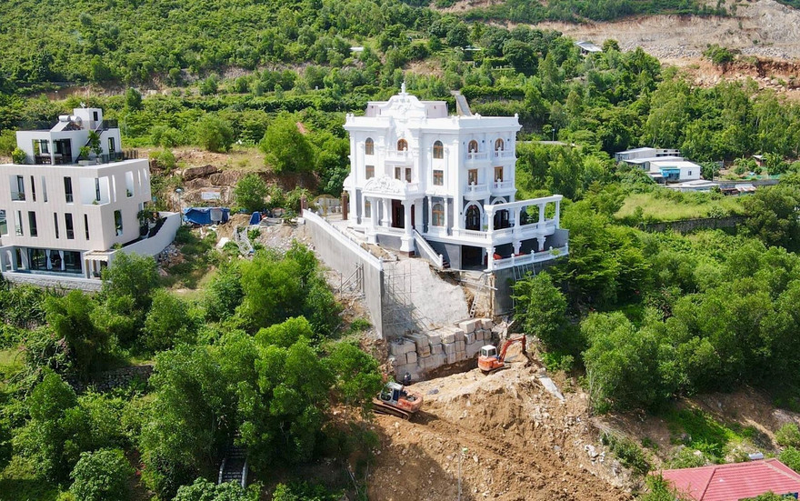 Chủ nhân biệt thự sạt lở tại dự án Nha Trang Seapark đang gia cố lại khu vực bị sạt lở. Ảnh LỮ HỒ.
