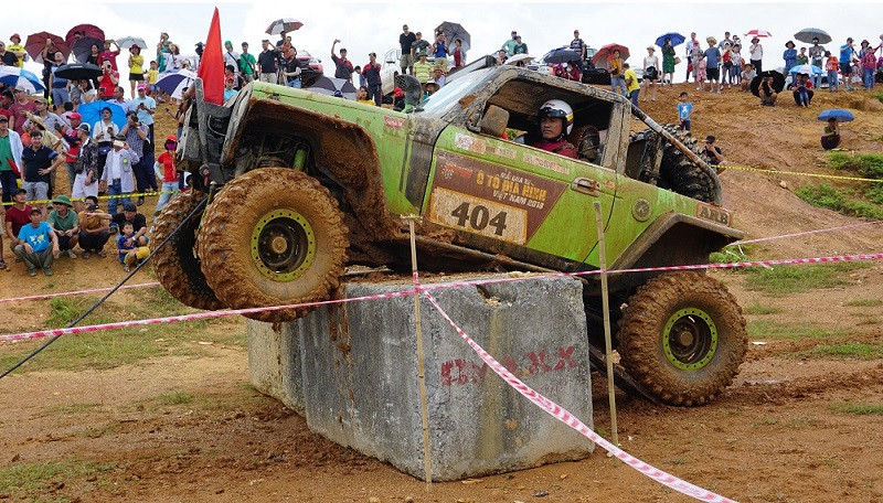 Nhiều xe bán tải, SUV và các xe độ tham gia giải đua xe địa hình Việt Nam 2018