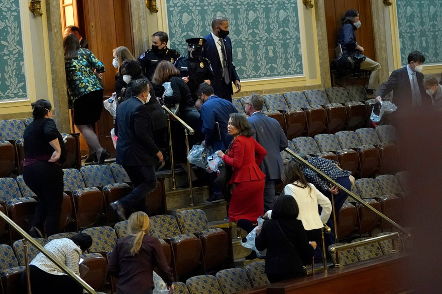 Hình ảnh hỗn loạn được ghi nhận tại điện Capitol khi xảy ra cuộc bạo động. Ảnh: The New York Times.