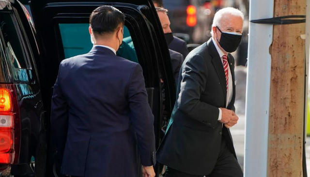 Người Mỹ được khuyến nghị đeo 2 khẩu trang để chống dịch