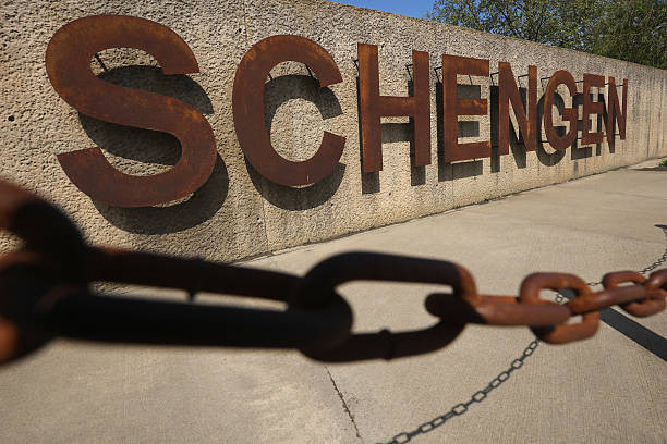 Một châu Âu ‘không biên giới’ quay cuồng với biến chủng mới COVID-19