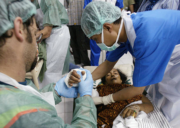 Indonesia: Y bác sĩ kiệt sức vì dịch bệnh và thiên tai