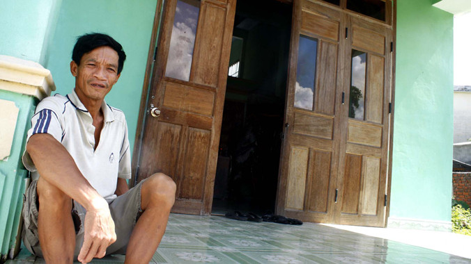 Ông Nguyễn Công Hương ngẩn ngơ trước nhà mình. Ảnh: Nguyễn Thành