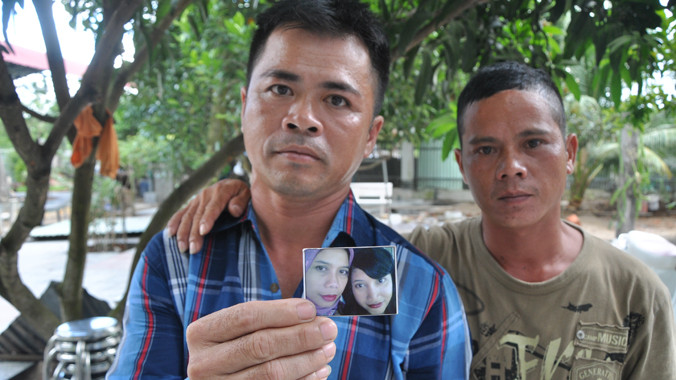 Ngư phủ Huỳnh Công Nghiêm và Lê Hoàng Nam khoe bức hình bà Hani, người mà họ gọi là Mama