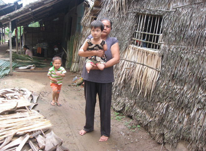 Cháu bé không tay chân với bà ngoại nghèo. Ảnh: Xuân Lương